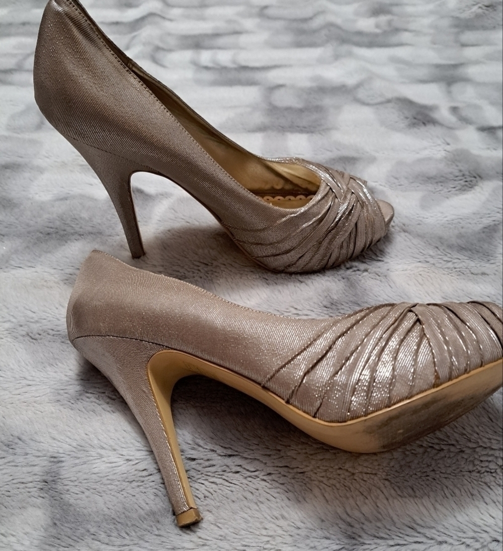 LuLu Townsend Shimmering Gold Heels Size 8.5